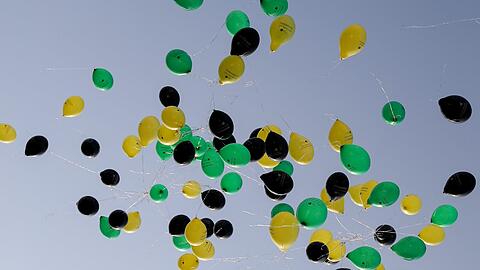 Luftballons in den Jamaika-Farben fliegen bei der Parlamentarischen Gesellschaft in Berlin.