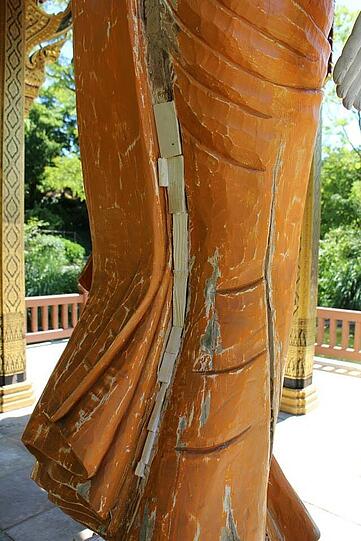 Der Buddha in der Thal-Sala im Westpark wird von Philipp Reisacher und  Helga Hornung saniert.