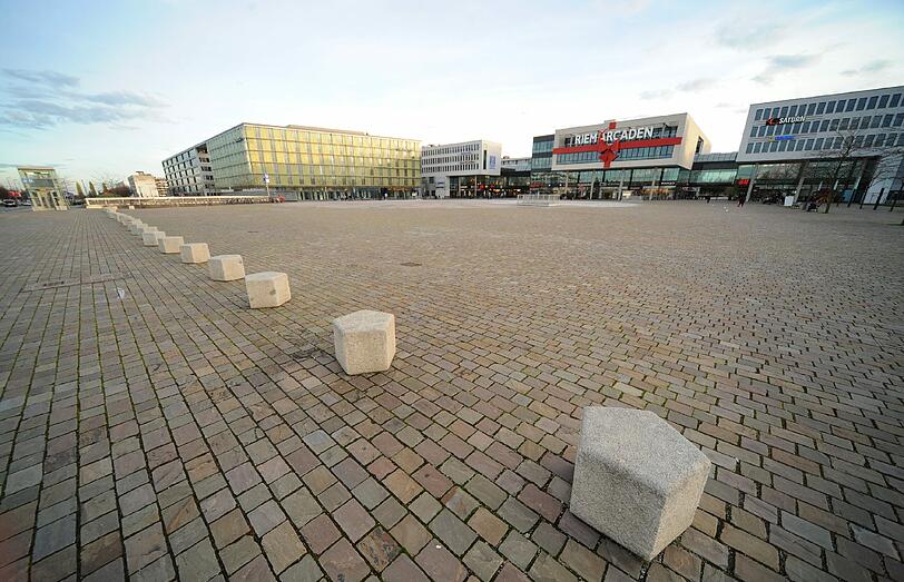 Können die bunten Möbel den leeren Willy-Brandt-Platz ein wenig beleben? Die Stadt will den Vorschlag prüfen.