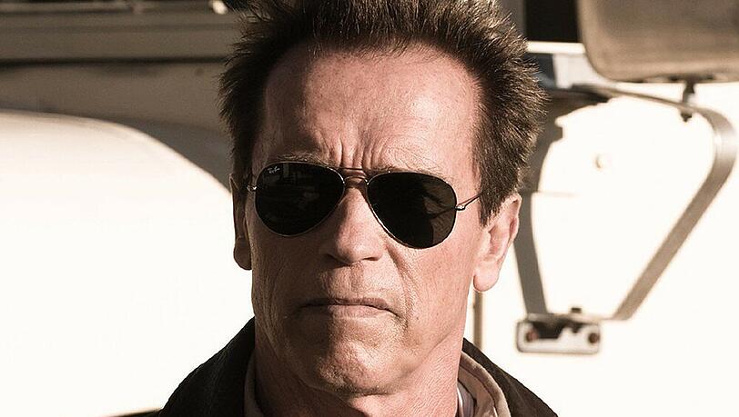 "Seine Stadt. Sein Gesetz". Und wenn jemand etwas anderes dachte, dann hat er die Rechnung ohne Sheriff Ray Owens (Arnold Schwarzenegger) gemacht... "Seine Stadt. Sein Gesetz". Und wenn jemand etwas anderes dachte, dann hat er die Rechnung ohne Sheriff Ray Owens (Arnold Schwarzenegger) gemacht...