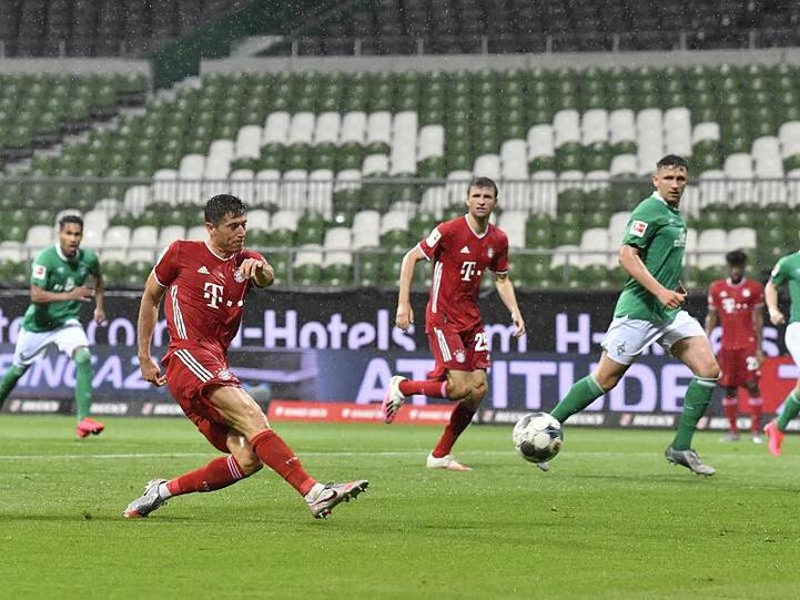 Robert Lewandowski (l) stelle mit seinem Tor die Weichen auf Sieg in Bremen.
