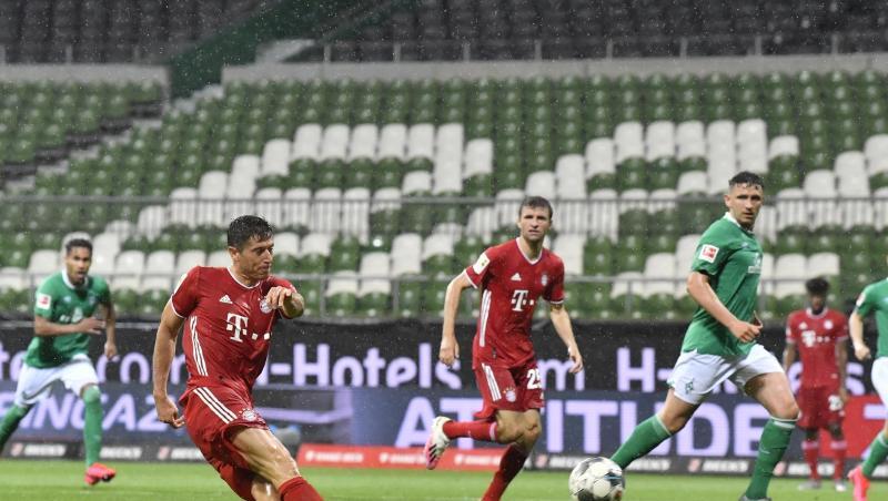 Robert Lewandowski (l) stelle mit seinem Tor die Weichen auf Sieg in Bremen. Robert Lewandowski (l) stelle mit seinem Tor die Weichen auf Sieg in Bremen.