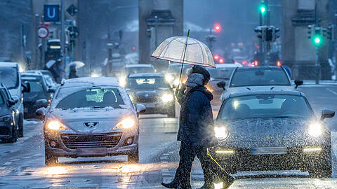 Fußgänger und Autofahrer müssen sich in München in den kommenden Tagen auf Eisregen und gefährliche Glätte einstellen.