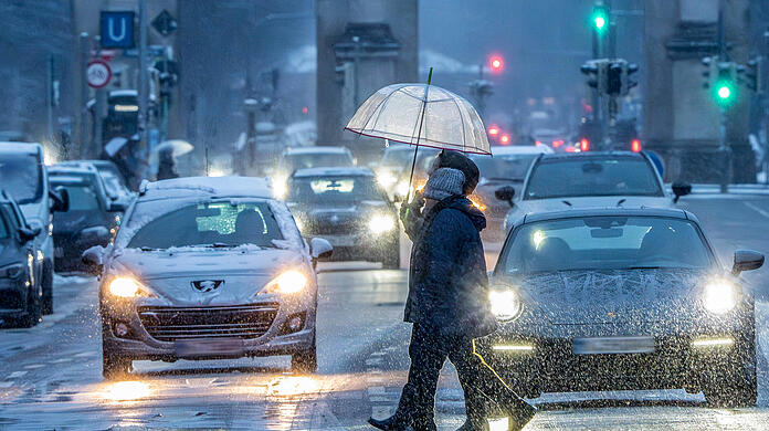 Fußgänger und Autofahrer müssen sich in München in den kommenden Tagen auf Eisregen und gefährliche Glätte einstellen.