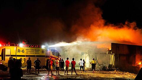 Die schlecht ausgerüstete Feuerwehr kam nicht gegen die Flammen an.