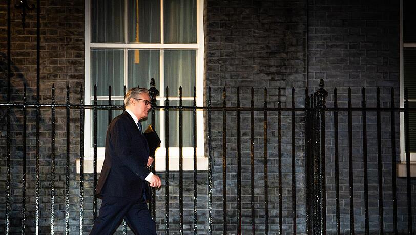 Premier Starmer gab sich vor seiner Fraktion k&auml;mpferisch - und bekam daf&uuml;r viel Applaus.