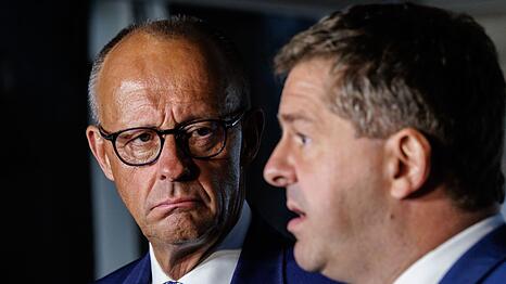 Sven Schulze (rechts) verlor die Wahl in Sachsen-Anhalt - auch wegen des unbeliebten Bundeskanzlers Friedrich Merz, sagen die Demoskopen.