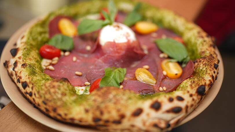 Die Pizza Strada del Goethe ist eine der besonderen Kreationen auf der Speisekarte. Die Pizza Strada del Goethe ist eine der besonderen Kreationen auf der Speisekarte.