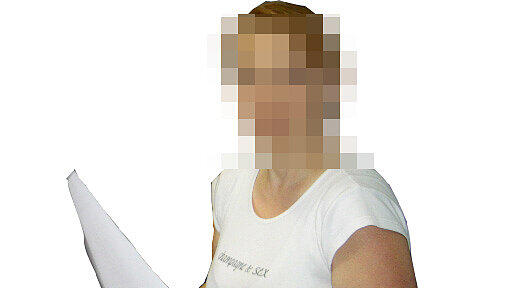 "Champagner und Sex", steht auf dem Shirt. Die Angeklagte am früheren Arbeitsplatz. "Champagner und Sex", steht auf dem Shirt. Die Angeklagte am früheren Arbeitsplatz.