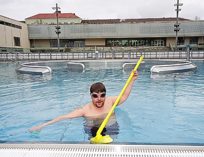 ...und auch im Prinzregentenbad ist das Becken bereits gereinigt, hier man im Außenbecken schon baden.