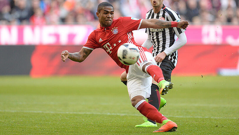 Ein Wechsel von Douglas Costa zu Juventus Turin schien so gut wie sicher. Jetzt könnte der Brasilianer möglicherweise doch nicht wechseln. Ein Wechsel von Douglas Costa zu Juventus Turin schien so gut wie sicher. Jetzt könnte der Brasilianer möglicherweise doch nicht wechseln.