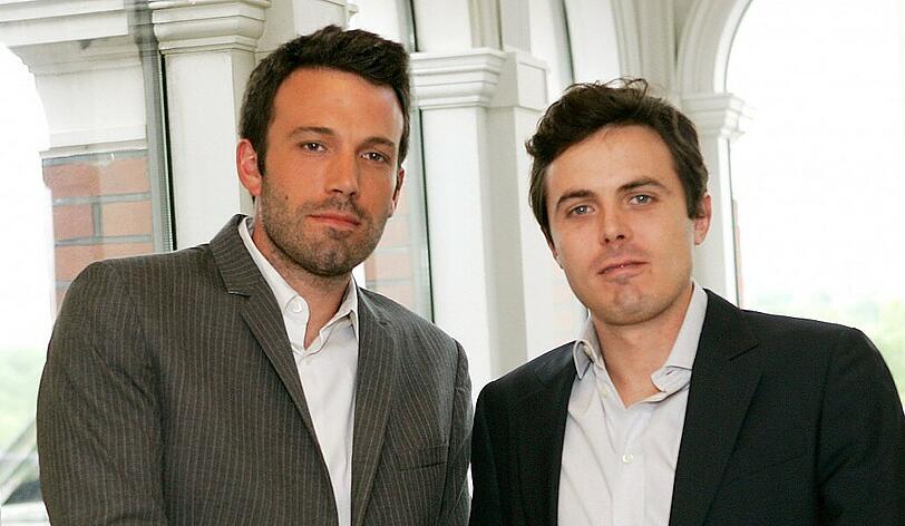 Sony soll auch mit Casey Affleck in Verhandlungen stehen. Falls er die Hauptrolle in "Red Platoon" übernimmt, wäre es die erste Zusammenarbeit mit Bruder Ben seit "Gone Baby Gone".