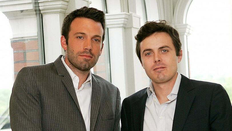 Sony soll auch mit Casey Affleck in Verhandlungen stehen. Falls er die Hauptrolle in "Red Platoon" übernimmt, wäre es die erste Zusammenarbeit mit Bruder Ben seit "Gone Baby Gone".
