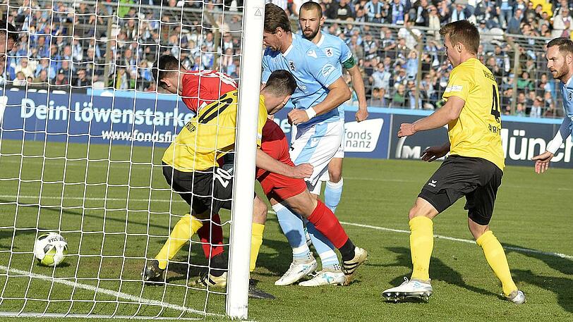 Die Führung für den TSV 1860 München gegen die SpVgg Bayreuth: Jan Mauersberger stochert den Ball zum 1:0 ins Tor.