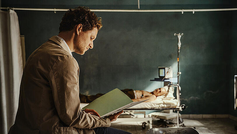 "Tatort: One Way Ticket": BKA-Verbindungsbeamter Rolf Hardt (Moritz von Treuenfels, vorne) eröffnet dem verletzten Gefängnisinsassen Martin Endler (Siemen Rühaak) seine Optionen "Tatort: One Way Ticket": BKA-Verbindungsbeamter Rolf Hardt (Moritz von Treuenfels, vorne) eröffnet dem verletzten Gefängnisinsassen Martin Endler (Siemen Rühaak) seine Optionen