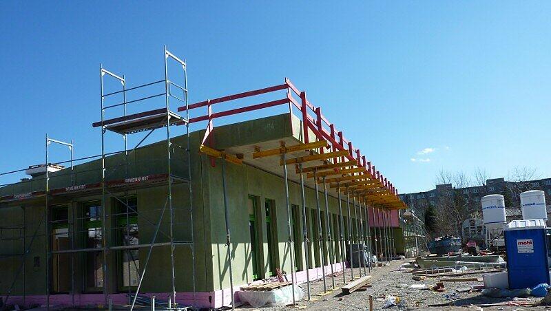 Inzwischen ist der Neubau schon fast fertig. Inzwischen ist der Neubau schon fast fertig.