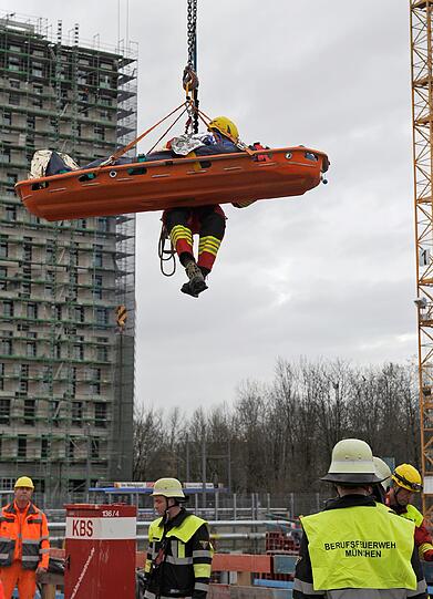 Auf einer Trage befestigt wurde der Verletzte mit einem Baukran aus dem Schacht wieder an die Oberfläche gebracht.