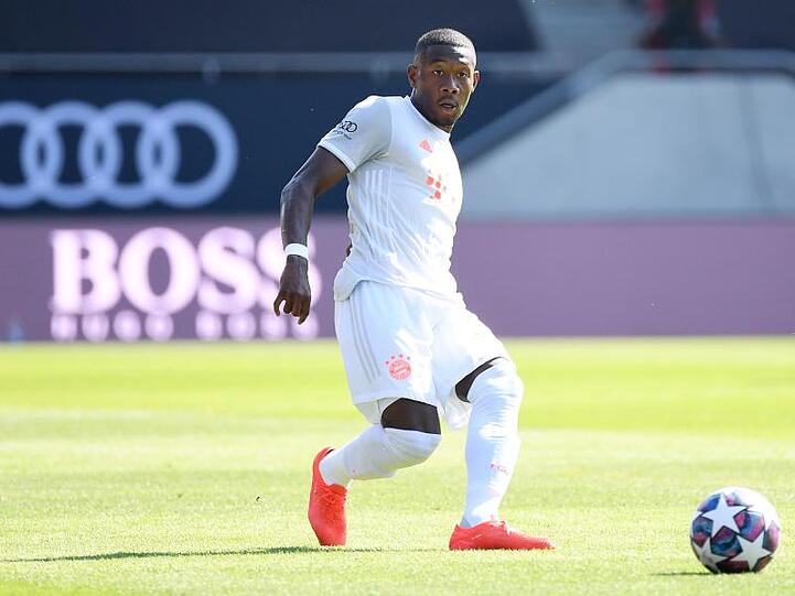 Münchens David Alaba spielt den Ball. Foto: Matthias Balk/dpa