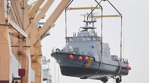 Ein Küstenschutzboot für Saudi-Arabien wird auf ein Transportschiff verladen. Die Bundesregierung hatte alle Rüstungsexporte in das Königreich gestoppt.