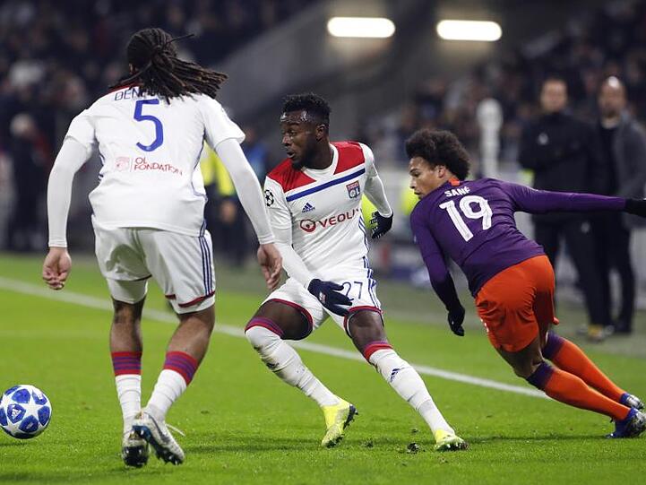 Manchesters Leroy Sané (r) sieht sich zwei Olympique-Profis gegenüber.