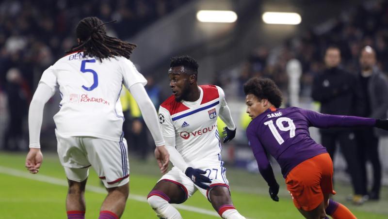 Manchesters Leroy Sané (r) sieht sich zwei Olympique-Profis gegenüber. Manchesters Leroy Sané (r) sieht sich zwei Olympique-Profis gegenüber.