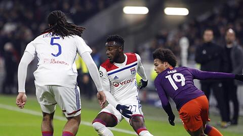 Manchesters Leroy Sané (r) sieht sich zwei Olympique-Profis gegenüber.