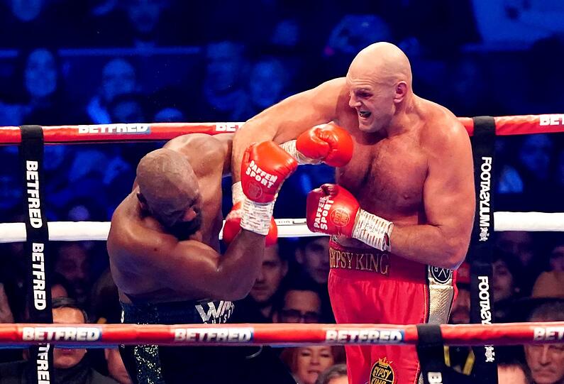 Ungleicher Kampf: Weltmeister Tyson Fury (r.) verprügelt seinen Herausforderer Dereck Chisora zehn Runden lang.