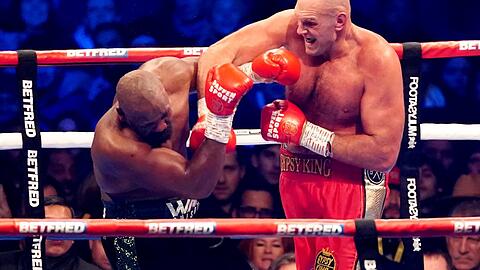 Ungleicher Kampf: Weltmeister Tyson Fury (r.) verprügelt seinen Herausforderer Dereck Chisora zehn Runden lang.