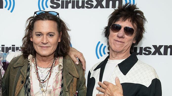 Johnny Depp (l.) bezeichnet seinen verstorbenen Freund Jeff Beck als Bruder. 2022 hatten sie noch ein gemeinsames Album veröffentlicht.
