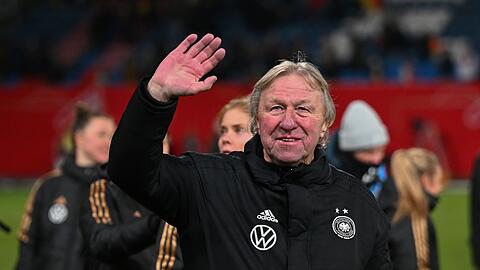 Horst Hrubesch bleibt vorerst Interims-Bundestrainer der deutschen Fußballerinnen.