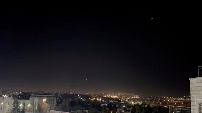 Dieses Videostandbild zeigt, wie Abfangraketen &uuml;ber Jerusalem in den Himmel geschossen werden.