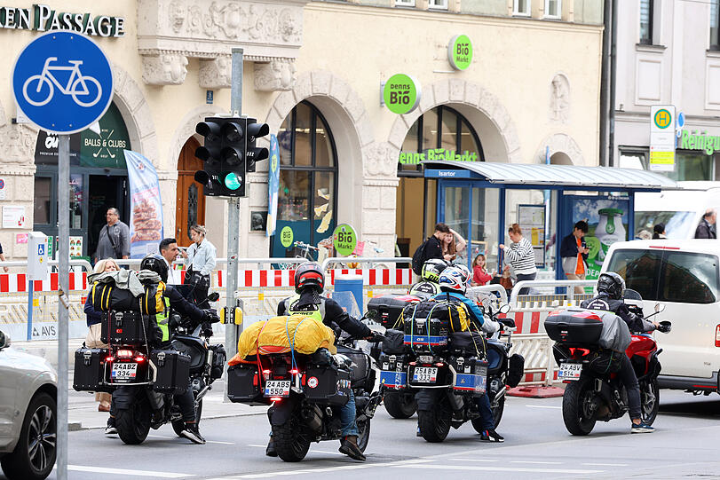 Touristen im Anmarsch – gerne auch mal per Motorrad. Hier eine Biker-Gruppe aus der Türkei in der Zweibrückenstraße.