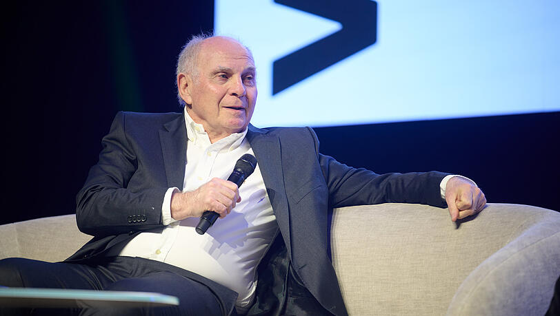 Uli Hoene&szlig; bezieht klar Stellung zur Lage bei den Verhandlungen &uuml;ber eine Vertragsverl&auml;ngerung von Konrad Laimer beim FC Bayern.