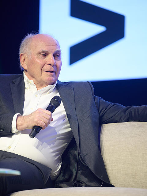 Uli Hoene&szlig; bezieht klar Stellung zur Lage bei den Verhandlungen &uuml;ber eine Vertragsverl&auml;ngerung von Konrad Laimer beim FC Bayern.