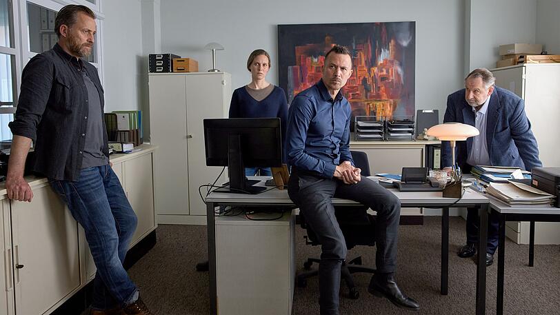 Brainstorming auf der Polizeiwache, von links: Kommissar Frank Weller (Christian Erdmann), seine Frau und Kollegin Ann Kathrin Klaasen (Picco von Groote), Kollege Rupert (Barnaby Metschurat) und der gemeinsame Chef Martin Büscher (Wolf Bachofner). Brainstorming auf der Polizeiwache, von links: Kommissar Frank Weller (Christian Erdmann), seine Frau und Kollegin Ann Kathrin Klaasen (Picco von Groote), Kollege Rupert (Barnaby Metschurat) und der gemeinsame Chef Martin Büscher (Wolf Bachofner).
