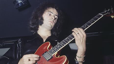 Vom Hardrock ins Mittelalter und zur&uuml;ck: Ritchie Blackmore pr&auml;gte w&auml;hrend seiner Zeit bei Deep Purple eine ganze Generation von Gitarristen. Mit 81 Jahren stand er nun erstmals seit 1993 wieder mit der Band auf der B&uuml;hne und gab sein legend&auml;res Riff aus "Smoke on the Water" zum Besten.