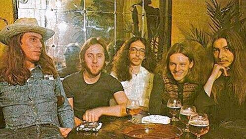 Na, wer ist hier, auf dem Cry Freedom-Foto aus dem Jahre 1978 wer? Erraten? Richtig, Rudi Madsius ist ganz rechts, Klaus Braun-Hessing der zweite von links. Na, wer ist hier, auf dem Cry Freedom-Foto aus dem Jahre 1978 wer? Erraten? Richtig, Rudi Madsius ist ganz rechts, Klaus Braun-Hessing der zweite von links.