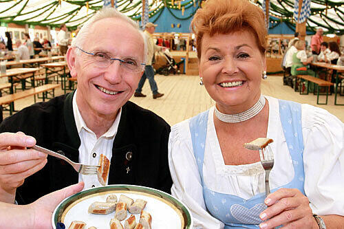 Wiesn-Chefin Gabriele Weishäupl beim Test.