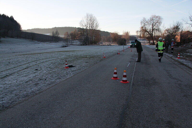 Ein 62-Jähriger verlor in Dietersburg die Kontrolle über sein Fahrzeug und erfasste zwei Schülerinnen