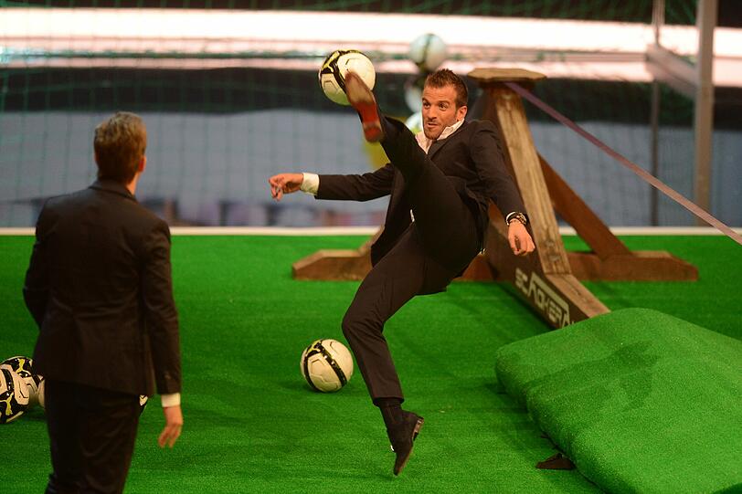 Das kann Fußball-Profi Rafael van der Vaart doch bestimmt besser, oder? Markus Lanz passt ihm, nicht ganz geglückt, den Ball zu und der HSV-Kicker trifft natürlich - fällt aber auf sein Mikrofon! Die Panik bei seinen HSV-Fans ist aber unbegründet: Rafael hat sich nichts getan.