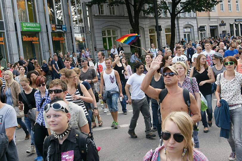 Erstmals in der CSD-Geschichte sprach dieses Jahr ein CSU-Politiker bei der Auftaktkundgebung &ndash; was für einige Diskussion in Homosexuellen-Kreisen sorgte. Josef Schmid, Vorsitzender der CSU-Stadtratsfraktion im Münchner Rathaus, konnte die Vorab-Reaktionen auf seine Rede verstehen: &bdquo;Ich bin in einer Partei, die erst neulich wieder die volle Gleichstellung gekippt hat&ldquo;, sagte er.