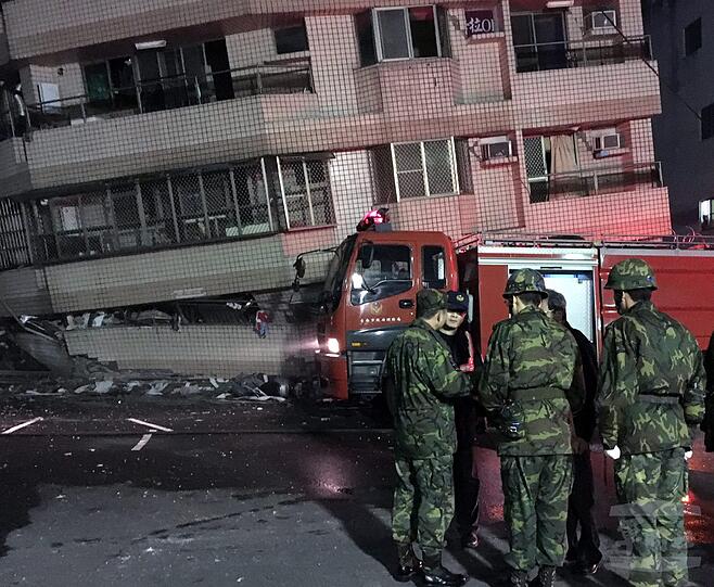 Bei einem schweren Erdbeben in Taiwan kamen mindestens fünf Menschen ums Leben, zahlreiche wurden verletzt. Rettungskräfte suchen seit den Morgenstunden nach Verschütteten.