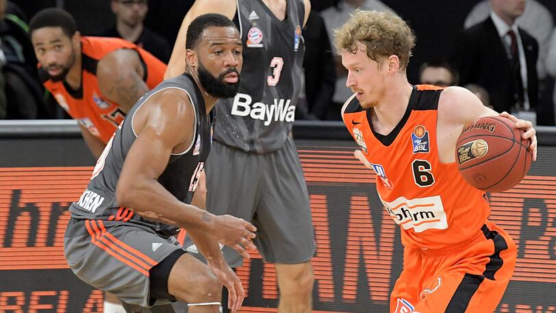 Steuert zwölf Punkte zum Auswärtssieg der Bayern in Ulm bei: Reggie Redding (l.), hier im Duell mit Per Günther.