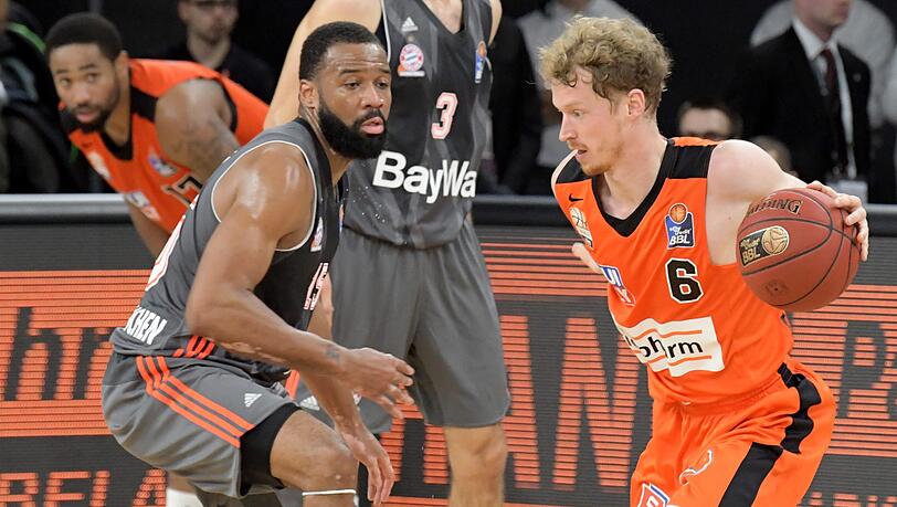 Steuert zwölf Punkte zum Auswärtssieg der Bayern in Ulm bei: Reggie Redding (l.), hier im Duell mit Per Günther. Steuert zwölf Punkte zum Auswärtssieg der Bayern in Ulm bei: Reggie Redding (l.), hier im Duell mit Per Günther.