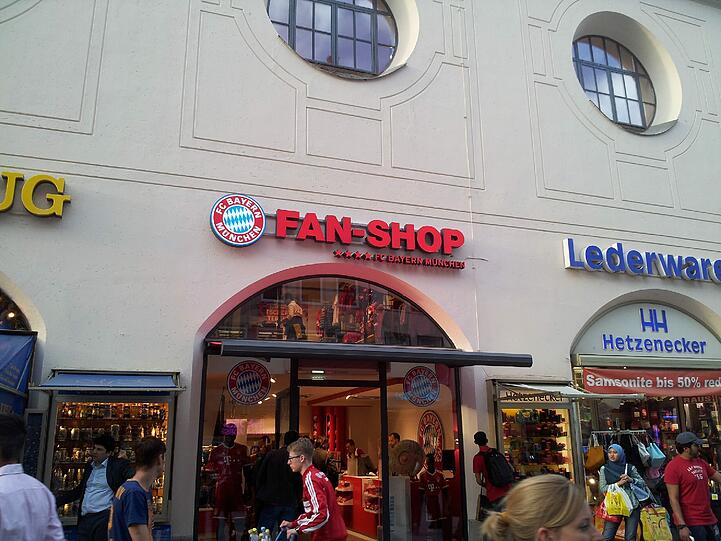 Nebenan gibt's handbemalte Zinnfiguren und Lederhandtaschen: Der neue Mieter in der Neuhauser Straße.