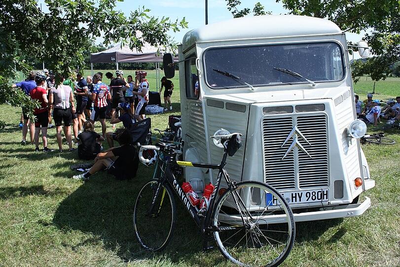 ... und entspannt zurück. Die Tour zog sich über etwa 100 Kilometer. Bis zur Ludwigshöhe sind es aber nur etwa 20. In Ascholding legten die Biker eine Pause ein.