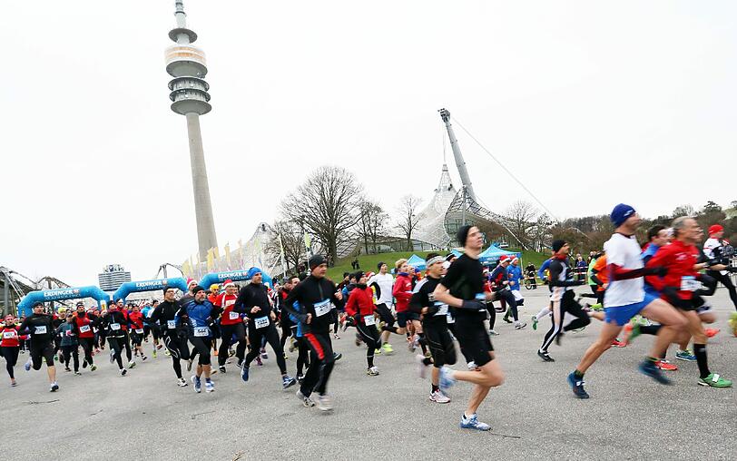 Etwa 1500 Teilnehmer rannten mit beim Nikolauslauf im Olympiapark.