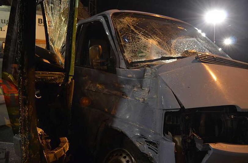 Kollision zwischen einem VW-Bus und einem Omnibus in der Bodenseestraße - die Bilder von der Unfallstelle.