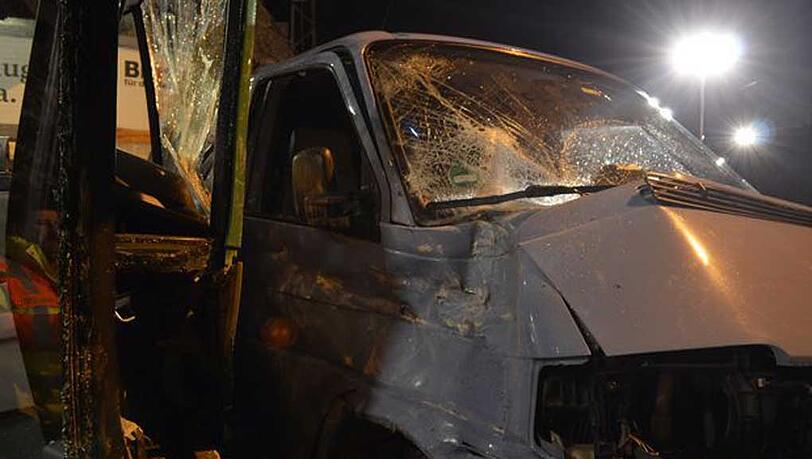 Kollision zwischen einem VW-Bus und einem Omnibus in der Bodenseestraße - die Bilder von der Unfallstelle. Kollision zwischen einem VW-Bus und einem Omnibus in der Bodenseestraße - die Bilder von der Unfallstelle.