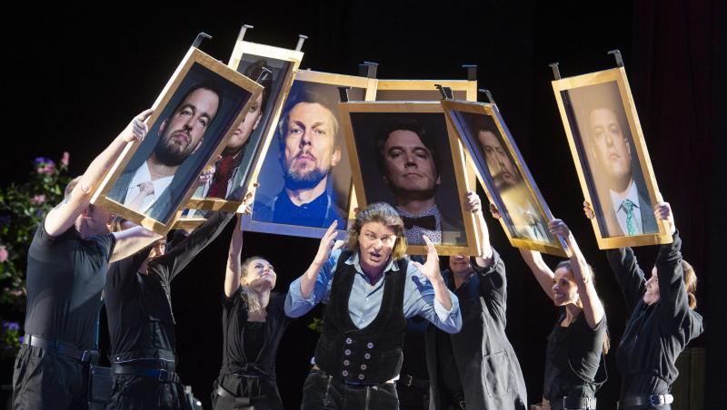 Der deutsche Tenor Klaus Florian Vogt (M) singt den Walther von Stolzing in "Die Meistersinger von Nürnberg". Der deutsche Tenor Klaus Florian Vogt (M) singt den Walther von Stolzing in "Die Meistersinger von Nürnberg".